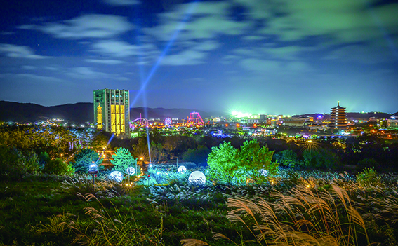2019경주세계문화엑스포의 야간 체험형 산책코스 '신라를 담은 별(루미나 나이트 워크)'야간 모습.