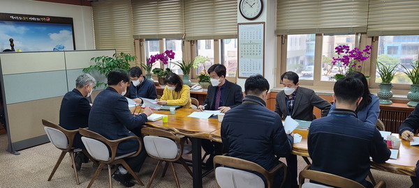 김호진 부시장이 시 재정 신속집행을 위해 관계자들과 회의를 주재하고 있다. / 경주시