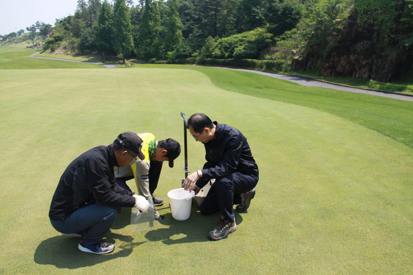 경북도보건환경연구원 측이 올해 도내 53개 골프장을 대상으로 '농약잔류검사'를 실시한다.